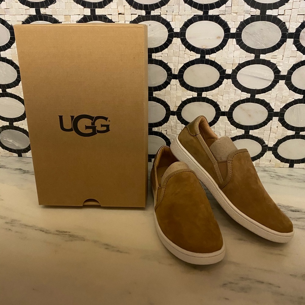 NWT Ugg Women’s Cas Slip on shoes